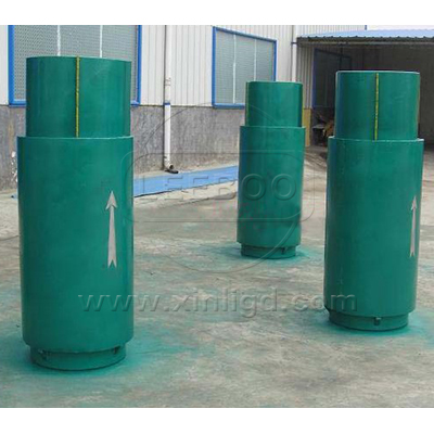         膨脹節(jié)是為補(bǔ)償因溫度差與機(jī)械振動(dòng)引起的附加應(yīng)力，而設(shè)置在容器殼體或管道上的一種撓性結(jié)構(gòu)。由于它作為一種能自由伸縮的彈性補(bǔ)償元件，具有工作可靠、性能良好、結(jié)構(gòu)緊湊等優(yōu)點(diǎn)，已廣泛應(yīng)用在化工、冶金、核能等部門(mén)。         鑫利公司生產(chǎn)膨脹節(jié)根據(jù)位移形式基本可以分為：軸向、角向、橫向三大類。軸向波紋管膨脹節(jié)它可以軸向補(bǔ)償直管段子上的膨脹節(jié)對(duì)沿膨脹節(jié)以及管段的軸向方向以拉伸和壓縮的方式來(lái)進(jìn)行補(bǔ)償并且可以給出額定的補(bǔ)償量，包括拉伸、壓縮位移的總和。這也是它運(yùn)用多也是基本型式，在運(yùn)行的時(shí)候它主要是利用了波紋部分的軸向變形來(lái)吸收管道的軸向位移的。第二種，角向波紋管膨脹節(jié) 它可以以角向的方式來(lái)補(bǔ)償管路，補(bǔ)償需要膨脹節(jié)做彎曲變形，它們往往都是兩個(gè)或者是三個(gè)角向式膨脹節(jié)組合在一起使用的，實(shí)現(xiàn)管道中所需的直線補(bǔ)償。后橫向波紋管膨脹節(jié)是通過(guò)成對(duì)的波紋管彎曲變形來(lái)實(shí)現(xiàn)直線補(bǔ)償?shù)摹?        以上內(nèi)容是鑫利技術(shù)人員為大家總結(jié)，希望能夠幫助到大家有效地解決問(wèn)題！